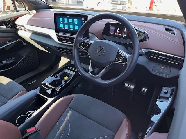 ＩＤ．４ ライト　認定中古車　禁煙車　ワンオーナー　衝突被害軽減ブレーキ　ＬＥＤライト　純正ナビ　ＥＴＣ　ＡＣＣ　レーンアシスト　前後パーキングセンサー　後方死角検知（3枚目）