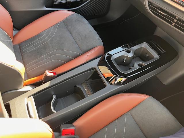 ＩＤ．４ ライト　認定中古車　禁煙車　ワンオーナー　衝突被害軽減ブレーキ　ＬＥＤライト　純正ナビ　ＥＴＣ　ＡＣＣ　レーンアシスト　前後パーキングセンサー　後方死角検知（20枚目）