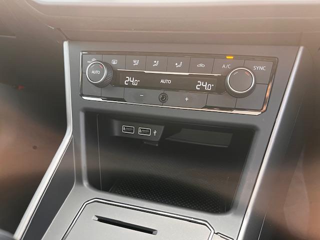 ポロ ＴＳＩコンフォートライン　認定中古車　禁煙車　ワンオーナー　スマートキー　ＡＰＰコネクト　ブルートゥース　ＬＥＤライト　ＵＳＢポート　純正ナビ　バックカメラ　ＥＴＣ　ＴＶチューナー　レーンキープアシスト　前後パーキングセンサー（19枚目）