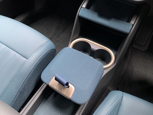 ＭＩＮＩ カントリーマンＣ　フェイバリット・トリム　認定中古車　Ｍパッケージ（ハーマンカードンオーディオ・電動シート・シートヒーター・プライバシーガラス）　純正タッチ式ナビ　ＬＥＤヘッドライト　全方位カメラ　１９インチＡＷ（30枚目）