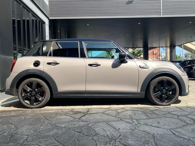 ＭＩＮＩ クーパーＳプレミアムプラスパッケージクラシックトリム　５ドア　認定中古車　ワンオーナー　タッチ式ＨＤＤナビ　アップルカープレイ（ワイヤレス充電）　ＬＥＤヘッドライト　バックカメラ　ミュージックサーバー機能　ブルートゥース接続　ＡＣＣ　ＳＯＳ　１７ＡＷ（33枚目）