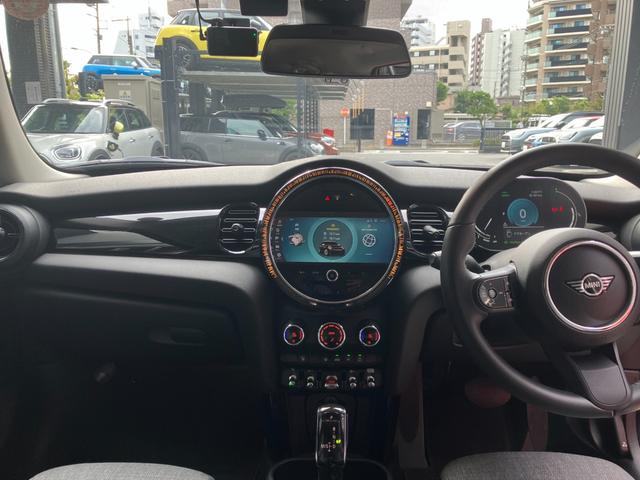 ＭＩＮＩ クーパーＳＤ　クラシック・トリム　５ドア　認定中古車　タッチ式ＨＤＤナビ　ＬＥＤヘッドライト　バックカメラ　ミュージックサーバー機能　ブルートゥース接続　ＡＣＣ　ＳＯＳコール　ボンネットストライプ　ＥＴＣ２．０　１７インチＡＷ（2枚目）