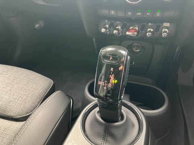 ＭＩＮＩ クーパーＳＤ　クラシック・トリム　５ドア　認定中古車　タッチ式ＨＤＤナビ　ＬＥＤヘッドライト　バックカメラ　ミュージックサーバー機能　ブルートゥース接続　ＡＣＣ　ＳＯＳコール　ボンネットストライプ　ＥＴＣ２．０　１７インチＡＷ（18枚目）