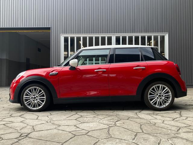 ＭＩＮＩ クーパーＳＤ　クラシック・トリム　５ドア　認定中古車　タッチ式ＨＤＤナビ　ＬＥＤヘッドライト　バックカメラ　ミュージックサーバー機能　ブルートゥース接続　ＡＣＣ　ＳＯＳコール　ボンネットストライプ　ＥＴＣ２．０　１７インチＡＷ（36枚目）