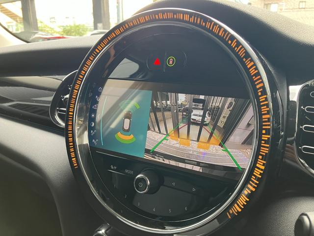 ＭＩＮＩ クーパーＳＤ　クラシック・トリム　５ドア　認定中古車　アップルカープレイ　レザーシート（シートヒーター付）　ＬＥＤヘッドライト　バックカメラ　ＳＯＳコール　ピアノブラック・エクステリア　ＥＴＣ２．０　１７インチＡＷ（10枚目）