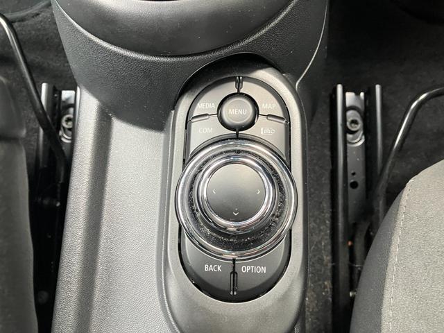 ＭＩＮＩ クーパーＳＤ　クラシック・トリム　５ドア　認定中古車　アップルカープレイ　レザーシート（シートヒーター付）　ＬＥＤヘッドライト　バックカメラ　ＳＯＳコール　ピアノブラック・エクステリア　ＥＴＣ２．０　１７インチＡＷ（15枚目）