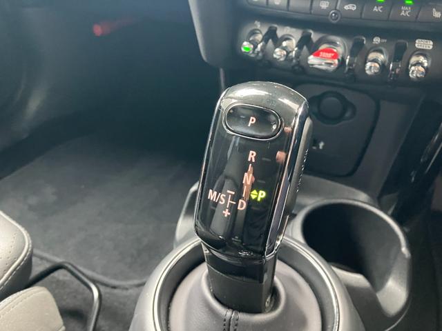 ＭＩＮＩ クーパーＳＤ　クラシック・トリム　５ドア　認定中古車　アップルカープレイ　レザーシート（シートヒーター付）　ＬＥＤヘッドライト　バックカメラ　ＳＯＳコール　ピアノブラック・エクステリア　ＥＴＣ２．０　１７インチＡＷ（17枚目）