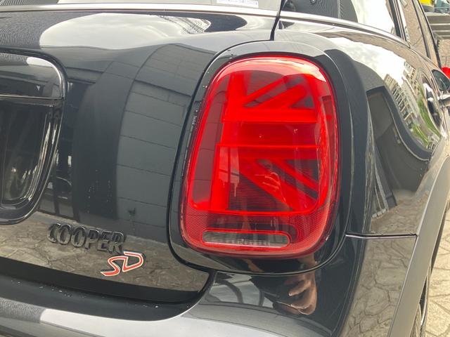 ＭＩＮＩ クーパーＳＤ　クラシック・トリム　５ドア　認定中古車　アップルカープレイ　レザーシート（シートヒーター付）　ＬＥＤヘッドライト　バックカメラ　ＳＯＳコール　ピアノブラック・エクステリア　ＥＴＣ２．０　１７インチＡＷ（29枚目）
