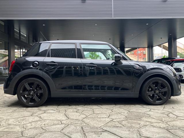 ＭＩＮＩ クーパーＳＤ　クラシック・トリム　５ドア　認定中古車　アップルカープレイ　レザーシート（シートヒーター付）　ＬＥＤヘッドライト　バックカメラ　ＳＯＳコール　ピアノブラック・エクステリア　ＥＴＣ２．０　１７インチＡＷ（33枚目）