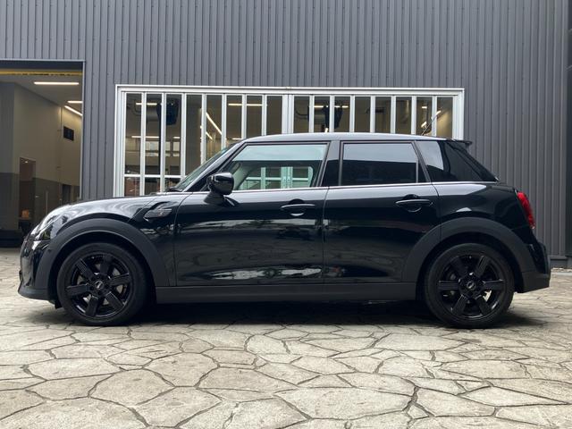 ＭＩＮＩ クーパーＳＤ　クラシック・トリム　５ドア　認定中古車　アップルカープレイ　レザーシート（シートヒーター付）　ＬＥＤヘッドライト　バックカメラ　ＳＯＳコール　ピアノブラック・エクステリア　ＥＴＣ２．０　１７インチＡＷ（37枚目）