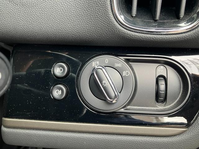 ＭＩＮＩ クーパーＳＤ　クロスオーバー　オール４　認定中古車　ワンオーナー　タッチ式ＨＤＤナビ　ＬＥＤヘッドライト　バックカメラ　シートヒーター　ミュージックサーバー機能　ブルートゥース接続　ＡＣＣ　ＳＯＳコール　ＥＴＣ２．０　１８インチＡＷ（7枚目）