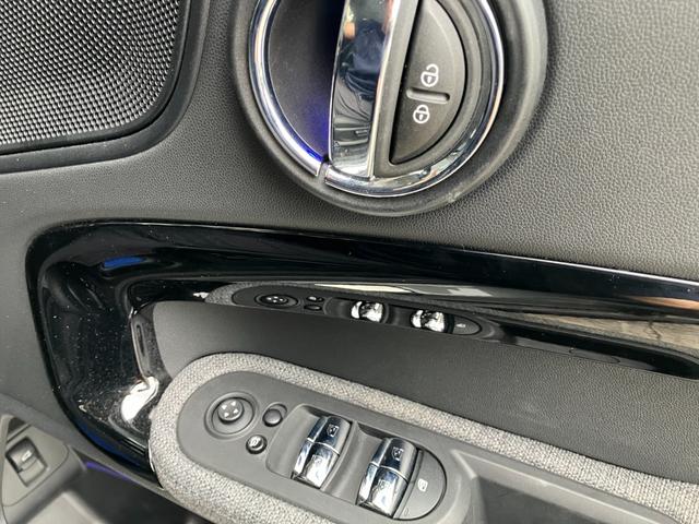 ＭＩＮＩ クーパーＳＤ　クロスオーバー　オール４　認定中古車　ワンオーナー　タッチ式ＨＤＤナビ　ＬＥＤヘッドライト　バックカメラ　シートヒーター　ミュージックサーバー機能　ブルートゥース接続　ＡＣＣ　ＳＯＳコール　ＥＴＣ２．０　１８インチＡＷ（8枚目）