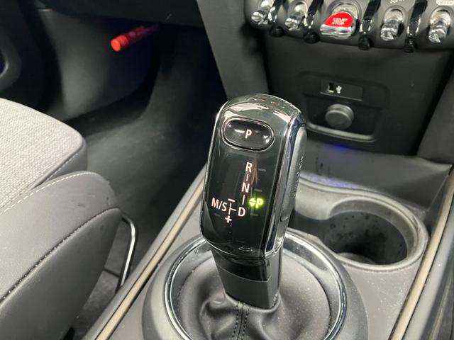 ＭＩＮＩ クーパーＳＤ　クロスオーバー　オール４　認定中古車　ワンオーナー　タッチ式ＨＤＤナビ　ＬＥＤヘッドライト　バックカメラ　シートヒーター　ミュージックサーバー機能　ブルートゥース接続　ＡＣＣ　ＳＯＳコール　ＥＴＣ２．０　１８インチＡＷ（13枚目）