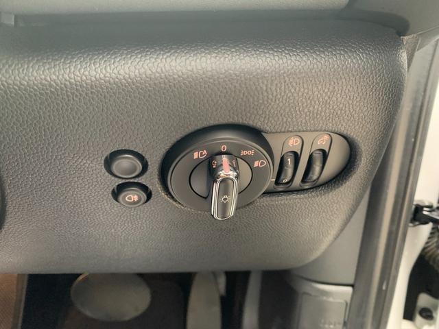 ＭＩＮＩ クーパー　カムデン・エディション　３ドア　認定中古車　アップルカープレイ　ＬＥＤヘッドライト　バックカメラ　ピアノブラック・エクステリア　シートヒーター　ＡＣＣ　ＳＯＳコール　ブルートゥース接続　専用サイドスカットル　１７インチＡＷ（7枚目）