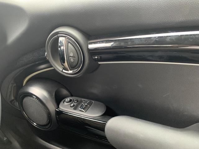 ＭＩＮＩ クーパー　カムデン・エディション　３ドア　認定中古車　アップルカープレイ　ＬＥＤヘッドライト　バックカメラ　ピアノブラック・エクステリア　シートヒーター　ＡＣＣ　ＳＯＳコール　ブルートゥース接続　専用サイドスカットル　１７インチＡＷ（8枚目）