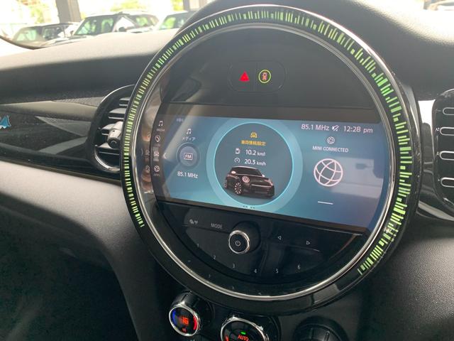 ＭＩＮＩ クーパー　カムデン・エディション　３ドア　認定中古車　アップルカープレイ　ＬＥＤヘッドライト　バックカメラ　ピアノブラック・エクステリア　シートヒーター　ＡＣＣ　ＳＯＳコール　ブルートゥース接続　専用サイドスカットル　１７インチＡＷ（11枚目）