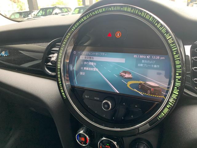 ＭＩＮＩ クーパー　カムデン・エディション　３ドア　認定中古車　アップルカープレイ　ＬＥＤヘッドライト　バックカメラ　ピアノブラック・エクステリア　シートヒーター　ＡＣＣ　ＳＯＳコール　ブルートゥース接続　専用サイドスカットル　１７インチＡＷ（12枚目）