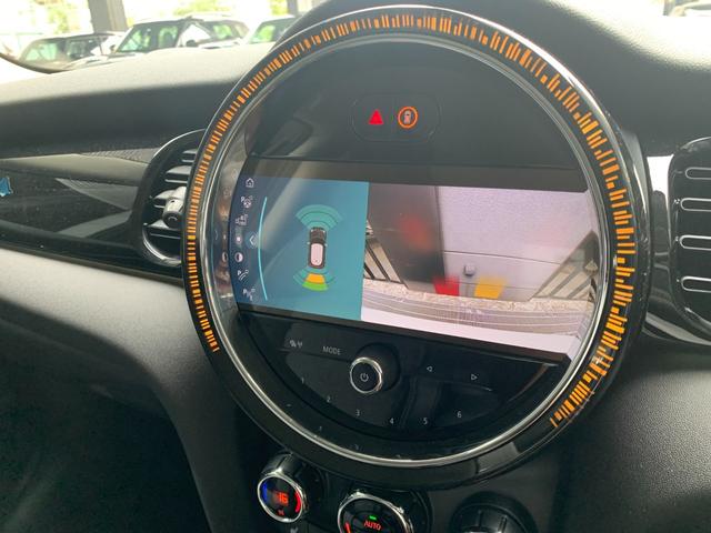 ＭＩＮＩ クーパー　カムデン・エディション　３ドア　認定中古車　アップルカープレイ　ＬＥＤヘッドライト　バックカメラ　ピアノブラック・エクステリア　シートヒーター　ＡＣＣ　ＳＯＳコール　ブルートゥース接続　専用サイドスカットル　１７インチＡＷ（13枚目）