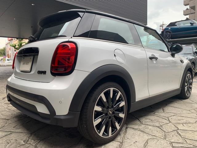 ＭＩＮＩ クーパー　カムデン・エディション　３ドア　認定中古車　アップルカープレイ　ＬＥＤヘッドライト　バックカメラ　ピアノブラック・エクステリア　シートヒーター　ＡＣＣ　ＳＯＳコール　ブルートゥース接続　専用サイドスカットル　１７インチＡＷ（40枚目）