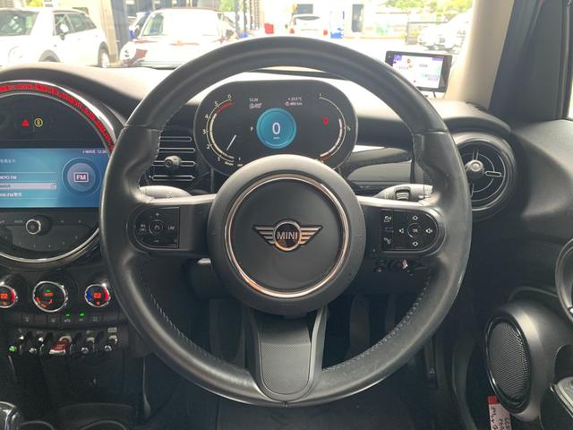 ＭＩＮＩ クーパーＳＤ　クラシック・トリム　５ドア　認定中古車　タッチ式ＨＤＤナビ　ＬＥＤヘッドライト　バックカメラ　クロスレザーシート　ミュージックサーバー機能　ブルートゥース接続　ＳＯＳコール　ＥＴＣ２．０　１７インチＡＷ（3枚目）