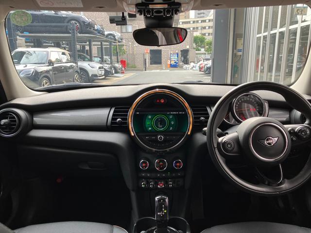 MINI クーパーD 5ドア 認定中古車 ワンオーナー タッチ式HDDナビ LEDヘッドライト バックカメラ ミュージックサーバー機能 ブルートゥース接続 SOSコール シートヒーター ボンネットストライプ 15インチAW(2枚目)