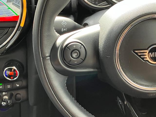 MINI クーパーD 5ドア 認定中古車 ワンオーナー タッチ式HDDナビ LEDヘッドライト バックカメラ ミュージックサーバー機能 ブルートゥース接続 SOSコール シートヒーター ボンネットストライプ 15インチAW(4枚目)