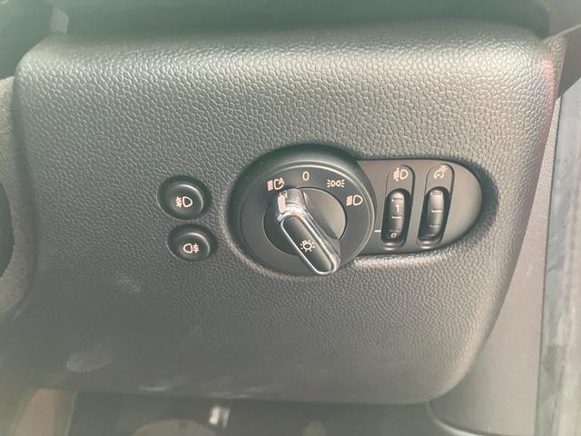 MINI クーパーD 5ドア 認定中古車 ワンオーナー タッチ式HDDナビ LEDヘッドライト バックカメラ ミュージックサーバー機能 ブルートゥース接続 SOSコール シートヒーター ボンネットストライプ 15インチAW(7枚目)