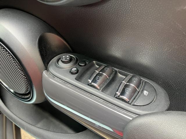 MINI クーパーD 5ドア 認定中古車 ワンオーナー タッチ式HDDナビ LEDヘッドライト バックカメラ ミュージックサーバー機能 ブルートゥース接続 SOSコール シートヒーター ボンネットストライプ 15インチAW(8枚目)
