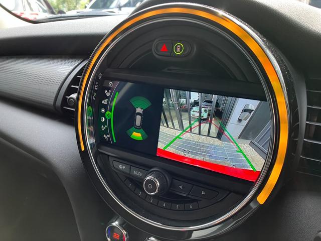 MINI クーパーD 5ドア 認定中古車 ワンオーナー タッチ式HDDナビ LEDヘッドライト バックカメラ ミュージックサーバー機能 ブルートゥース接続 SOSコール シートヒーター ボンネットストライプ 15インチAW(9枚目)