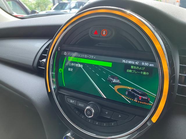 MINI クーパーD 5ドア 認定中古車 ワンオーナー タッチ式HDDナビ LEDヘッドライト バックカメラ ミュージックサーバー機能 ブルートゥース接続 SOSコール シートヒーター ボンネットストライプ 15インチAW(11枚目)