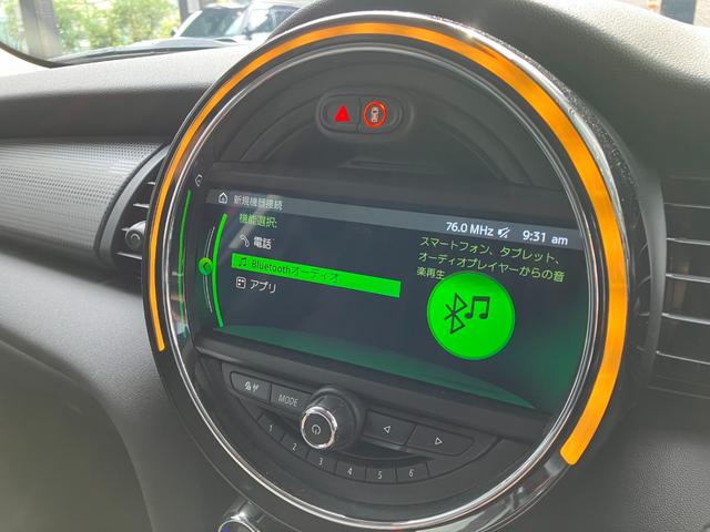 MINI クーパーD 5ドア 認定中古車 ワンオーナー タッチ式HDDナビ LEDヘッドライト バックカメラ ミュージックサーバー機能 ブルートゥース接続 SOSコール シートヒーター ボンネットストライプ 15インチAW(12枚目)