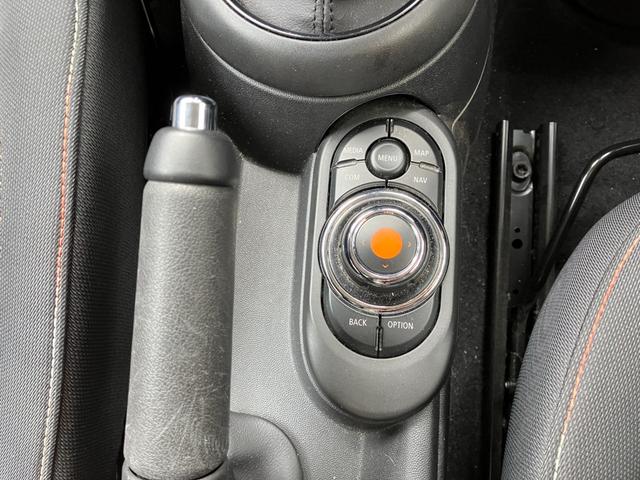 MINI クーパーD 5ドア 認定中古車 ワンオーナー タッチ式HDDナビ LEDヘッドライト バックカメラ ミュージックサーバー機能 ブルートゥース接続 SOSコール シートヒーター ボンネットストライプ 15インチAW(14枚目)
