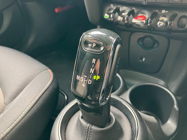 MINI クーパーD 5ドア 認定中古車 ワンオーナー タッチ式HDDナビ LEDヘッドライト バックカメラ ミュージックサーバー機能 ブルートゥース接続 SOSコール シートヒーター ボンネットストライプ 15インチAW(15枚目)