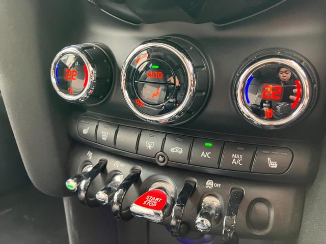 MINI クーパーD 5ドア 認定中古車 ワンオーナー タッチ式HDDナビ LEDヘッドライト バックカメラ ミュージックサーバー機能 ブルートゥース接続 SOSコール シートヒーター ボンネットストライプ 15インチAW(16枚目)