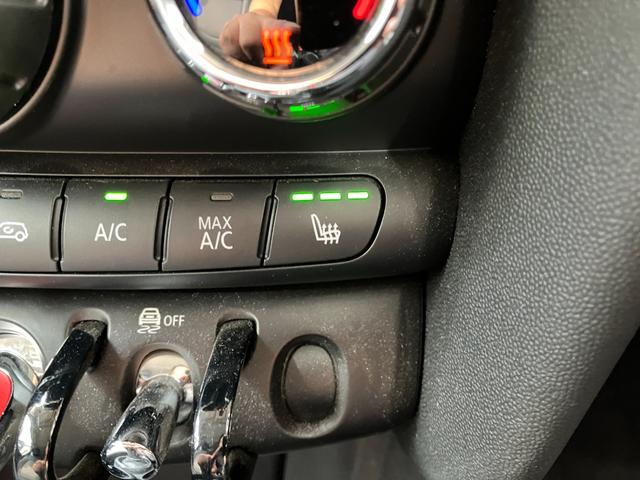 MINI クーパーD 5ドア 認定中古車 ワンオーナー タッチ式HDDナビ LEDヘッドライト バックカメラ ミュージックサーバー機能 ブルートゥース接続 SOSコール シートヒーター ボンネットストライプ 15インチAW(17枚目)