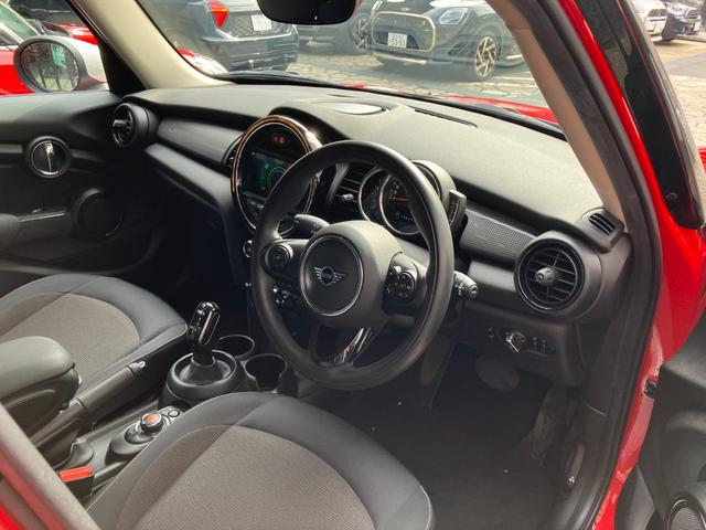 MINI クーパーD 5ドア 認定中古車 ワンオーナー タッチ式HDDナビ LEDヘッドライト バックカメラ ミュージックサーバー機能 ブルートゥース接続 SOSコール シートヒーター ボンネットストライプ 15インチAW(18枚目)