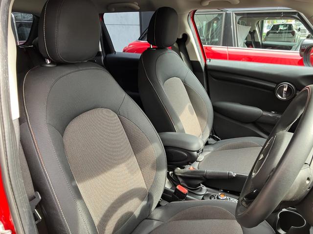 MINI クーパーD 5ドア 認定中古車 ワンオーナー タッチ式HDDナビ LEDヘッドライト バックカメラ ミュージックサーバー機能 ブルートゥース接続 SOSコール シートヒーター ボンネットストライプ 15インチAW(19枚目)