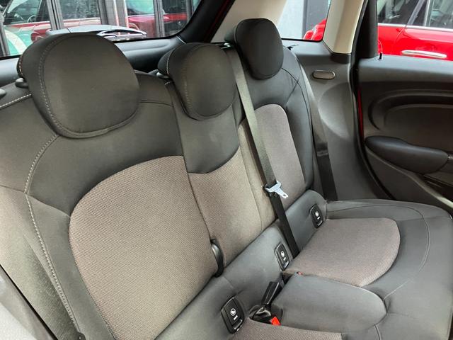 MINI クーパーD 5ドア 認定中古車 ワンオーナー タッチ式HDDナビ LEDヘッドライト バックカメラ ミュージックサーバー機能 ブルートゥース接続 SOSコール シートヒーター ボンネットストライプ 15インチAW(21枚目)