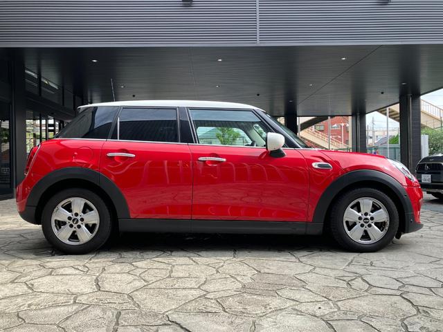 MINI クーパーD 5ドア 認定中古車 ワンオーナー タッチ式HDDナビ LEDヘッドライト バックカメラ ミュージックサーバー機能 ブルートゥース接続 SOSコール シートヒーター ボンネットストライプ 15インチAW(24枚目)