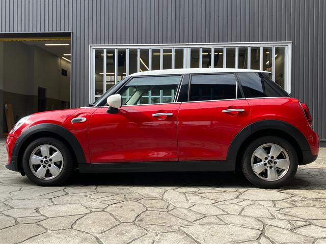 MINI クーパーD 5ドア 認定中古車 ワンオーナー タッチ式HDDナビ LEDヘッドライト バックカメラ ミュージックサーバー機能 ブルートゥース接続 SOSコール シートヒーター ボンネットストライプ 15インチAW(28枚目)