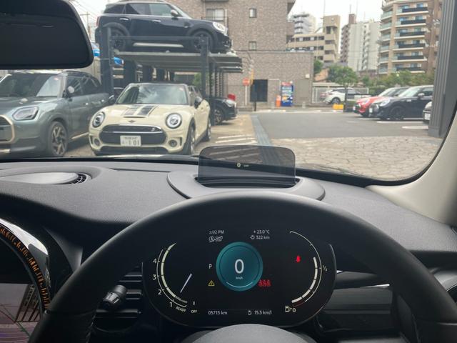 ＭＩＮＩ クーパーＳ　エッセンシャル・トリム　５ドア　認定中古車　ワンオーナー　アップルカープレイ（ワイヤレス充電付）　ヘッドアップディスプレイ　クロスレザーシート　シートヒーター　ブルートゥース接続　ＳＯＳコール　ＥＴＣ２．０　１７インチＡＷ（6枚目）