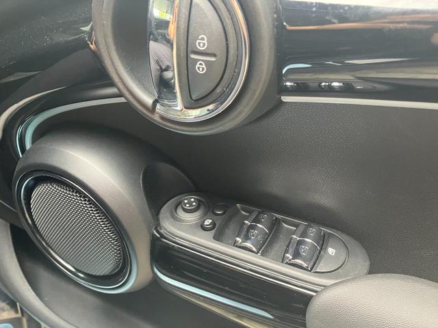 ＭＩＮＩ クーパーＳ　エッセンシャル・トリム　５ドア　認定中古車　ワンオーナー　アップルカープレイ（ワイヤレス充電付）　ヘッドアップディスプレイ　クロスレザーシート　シートヒーター　ブルートゥース接続　ＳＯＳコール　ＥＴＣ２．０　１７インチＡＷ（9枚目）