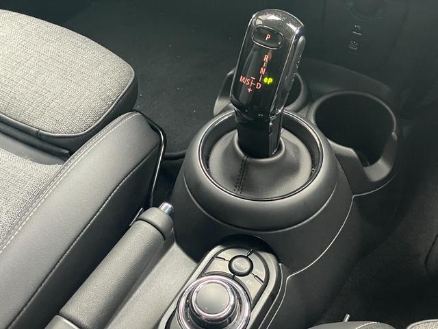 ＭＩＮＩ クーパーＳ　エッセンシャル・トリム　５ドア　認定中古車　ワンオーナー　アップルカープレイ（ワイヤレス充電付）　ヘッドアップディスプレイ　クロスレザーシート　シートヒーター　ブルートゥース接続　ＳＯＳコール　ＥＴＣ２．０　１７インチＡＷ（16枚目）