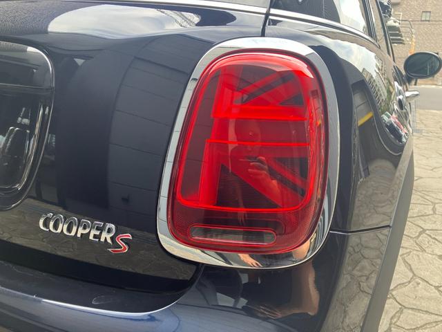 ＭＩＮＩ クーパーＳ　エッセンシャル・トリム　５ドア　認定中古車　ワンオーナー　アップルカープレイ（ワイヤレス充電付）　ヘッドアップディスプレイ　クロスレザーシート　シートヒーター　ブルートゥース接続　ＳＯＳコール　ＥＴＣ２．０　１７インチＡＷ（28枚目）