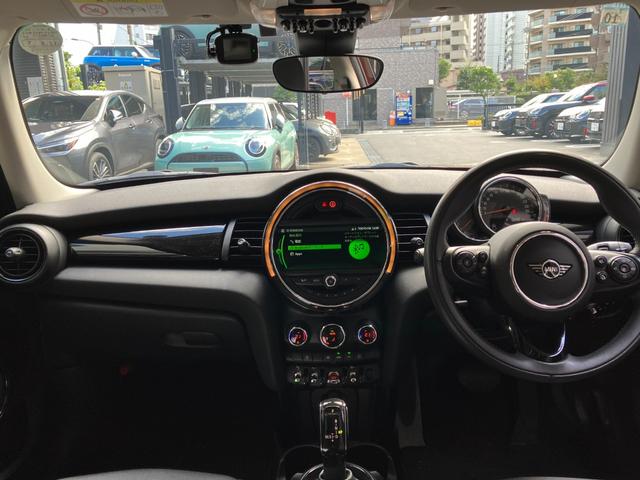 MINI クーパー バーガンディー エディション 5ドア 認定中古車 ワンオーナー タッチ式HDDナビ LEDヘッドライト バックカメラ ミュージックサーバー機能 ブルートゥース接続 ACC SOSコール 限定車専用ディスプレイリング 16インチAW(2枚目)