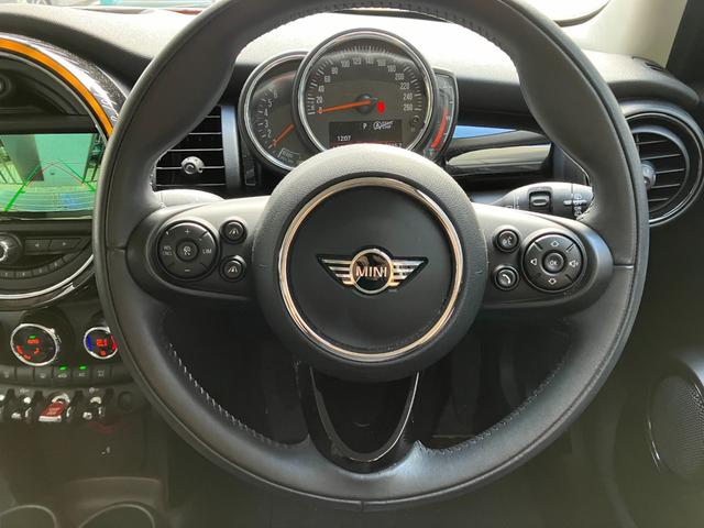 MINI クーパー バーガンディー エディション 5ドア 認定中古車 ワンオーナー タッチ式HDDナビ LEDヘッドライト バックカメラ ミュージックサーバー機能 ブルートゥース接続 ACC SOSコール 限定車専用ディスプレイリング 16インチAW(3枚目)