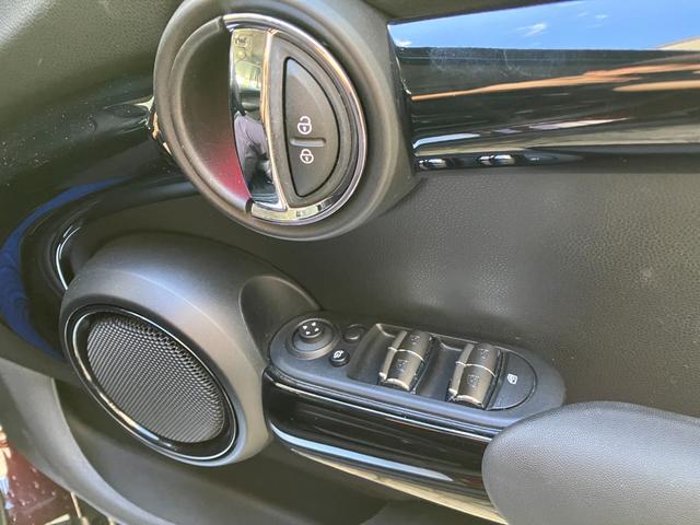 MINI クーパー バーガンディー エディション 5ドア 認定中古車 ワンオーナー タッチ式HDDナビ LEDヘッドライト バックカメラ ミュージックサーバー機能 ブルートゥース接続 ACC SOSコール 限定車専用ディスプレイリング 16インチAW(7枚目)