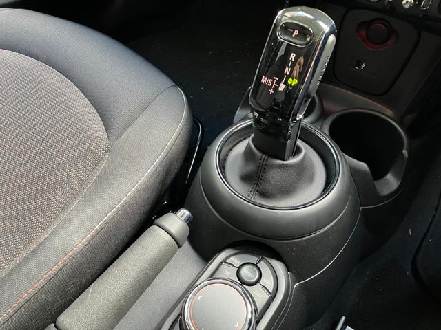 MINI クーパー バーガンディー エディション 5ドア 認定中古車 ワンオーナー タッチ式HDDナビ LEDヘッドライト バックカメラ ミュージックサーバー機能 ブルートゥース接続 ACC SOSコール 限定車専用ディスプレイリング 16インチAW(12枚目)