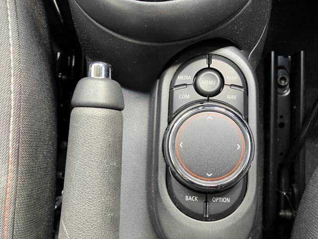 MINI クーパー バーガンディー エディション 5ドア 認定中古車 ワンオーナー タッチ式HDDナビ LEDヘッドライト バックカメラ ミュージックサーバー機能 ブルートゥース接続 ACC SOSコール 限定車専用ディスプレイリング 16インチAW(13枚目)