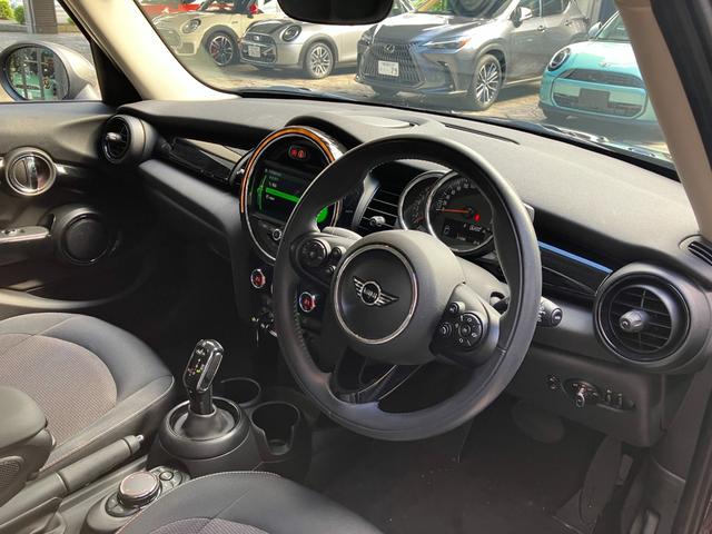 MINI クーパー バーガンディー エディション 5ドア 認定中古車 ワンオーナー タッチ式HDDナビ LEDヘッドライト バックカメラ ミュージックサーバー機能 ブルートゥース接続 ACC SOSコール 限定車専用ディスプレイリング 16インチAW(16枚目)